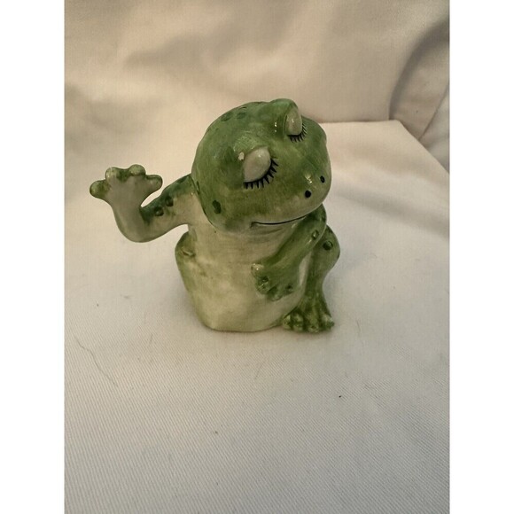 Ganz Pair Of Green Frog Salt Pepper Shakers Holders Eyes Closed Cuddling CUTE - Picture 3 of 7
